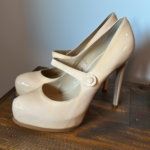 High heels from Brigitte Bailey by Pour La Victoire Beige patent size 10 - Picture 1 of 8